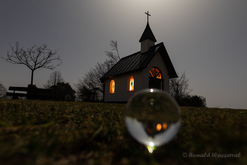 Kottenborner Kapelle mit Glaskugel