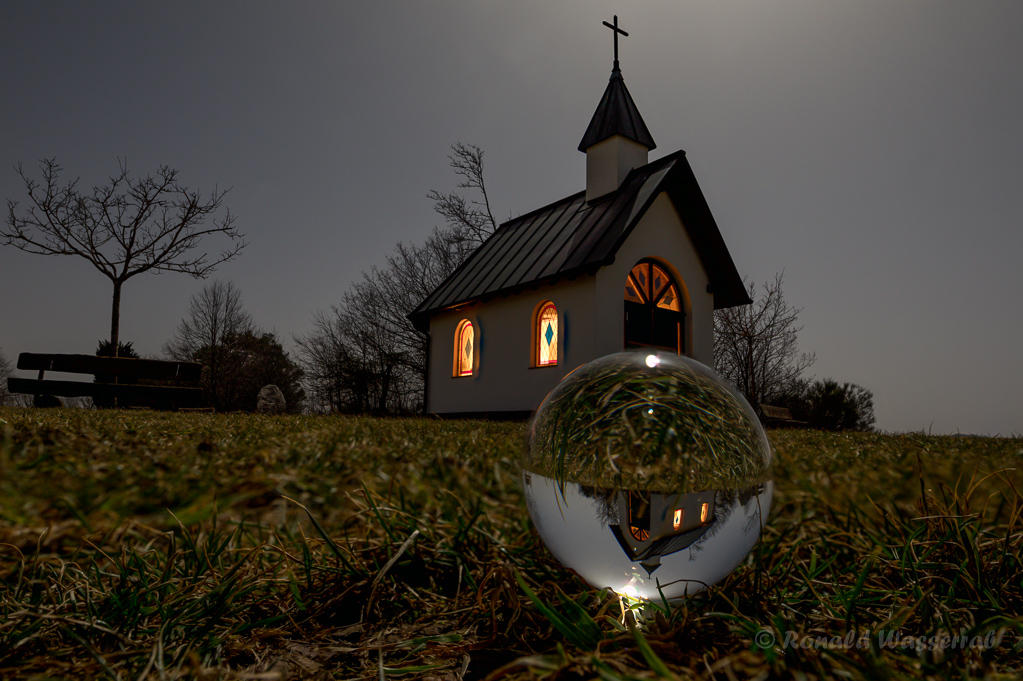 Kottenborner Kapelle mit Glaskugel