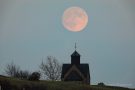 Mond über der Hubertuskapelle