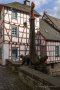 Löwendenkmal und Weberhaus von 1769 an der Johannesbrücke in Monreal