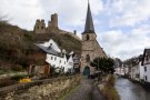 Blick auf die Pfarrkirche und die Löwenburg