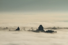 Burg Nideggen über dichtem Nebel (vom Krawutschketurm aus gesehen)