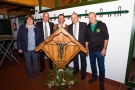 Gruppenbild mit Kreuz