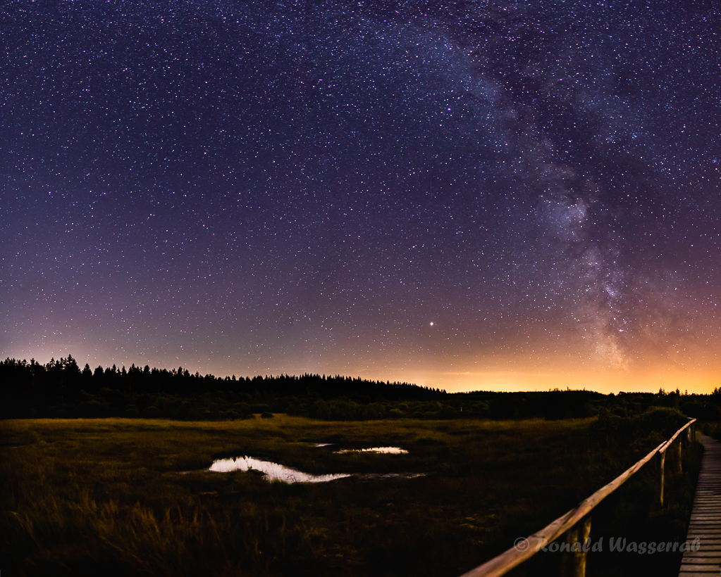 Im Hohen Venn - einzeiliges Panorama aus 5 Hochformatfotos 20 mm Brennweite (Vollformat), Blende 1.8, ISO 3200, je 15 Sekunden Belichtungszeit