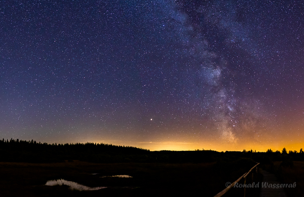 Im Hohen Venn - einzeiliges Panorama ohne Flugzeugspuren aus 5 Hochformatfotos 20 mm Brennweite (Vollformat), Blende 1.8, ISO 3200, je 15 Sekunden Belichtungszeit