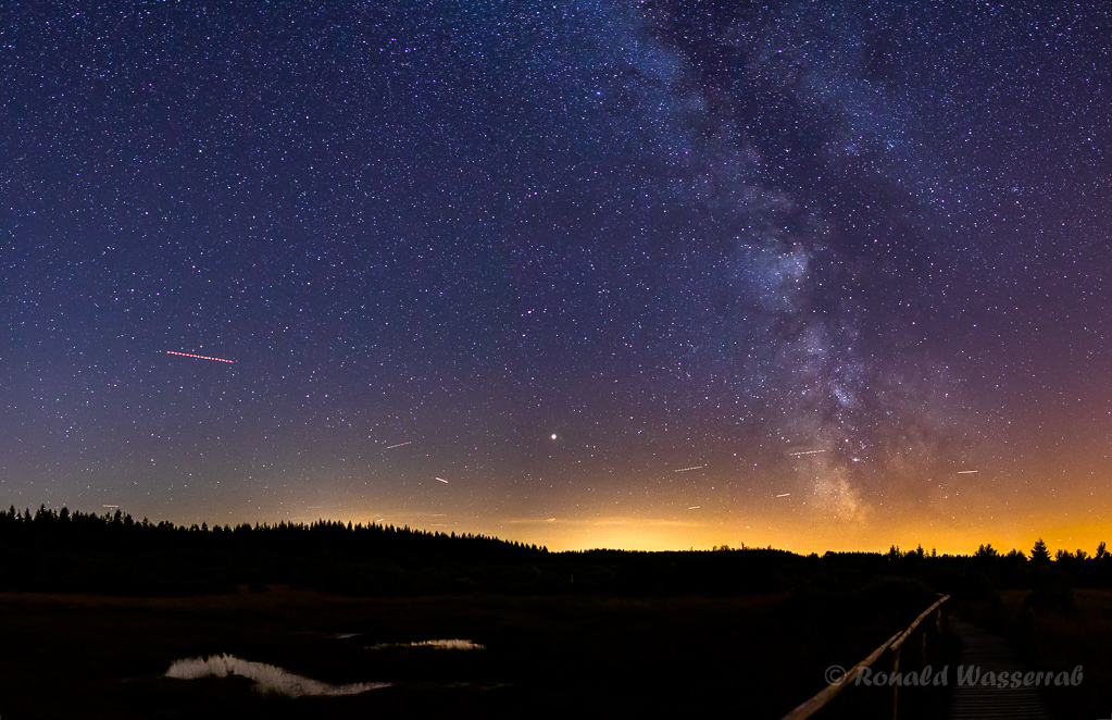 Im Hohen Venn - einzeiliges Panorama mit Flugzeugspuren aus 5 Hochformatfotos 20 mm Brennweite (Vollformat), Blende 1.8, ISO 3200, je 15 Sekunden Belichtungszeit