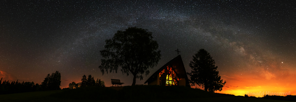 Marienkapelle unter dem Milchstraßenbogen - einzeiliges Panorama aus 6 Hochformatfotos 20 mm Brennweite (Vollformat), Blende 2.8, ISO 3200, je 20 Sekunden Belichtungszeit