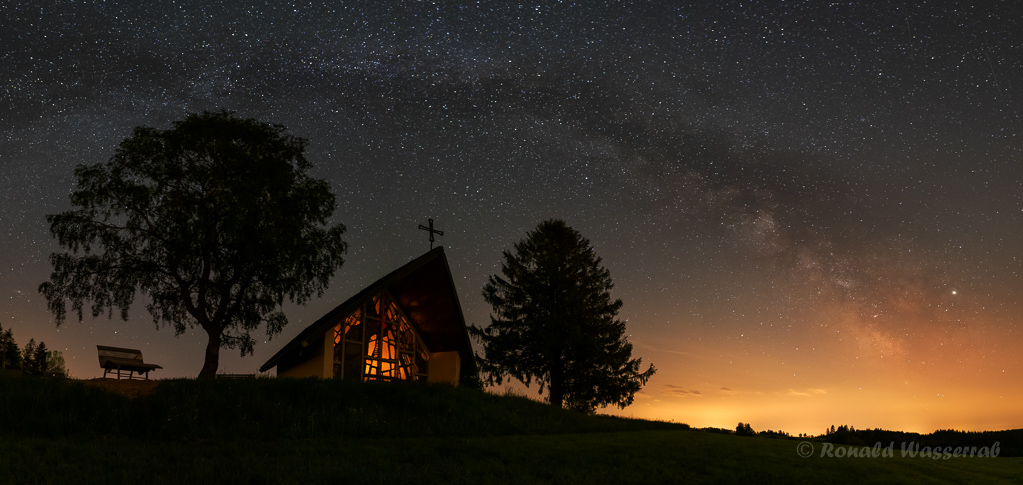Marienkapelle unter dem Milchstraßenbogen - einzeiliges Panorama aus 4 Hochformatfotos 20 mm Brennweite (Vollformat), Blende 2.8, ISO 3200, je 20 Sekunden Belichtungszeit