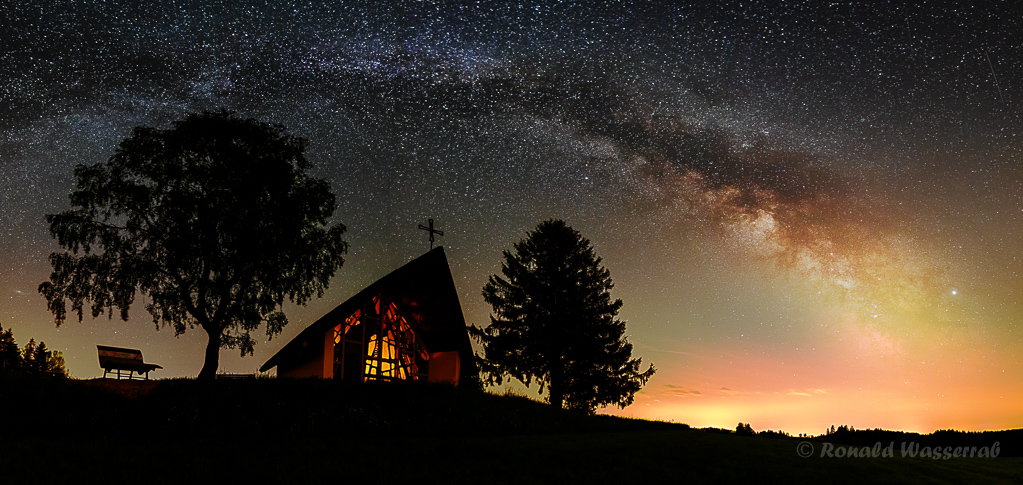 Marienkapelle unter dem Milchstraßenbogen - einzeiliges Panorama aus 6 Hochformatfotos 20 mm Brennweite (Vollformat), Blende 2.8, ISO 3200, je 20 Sekunden Belichtungszeit