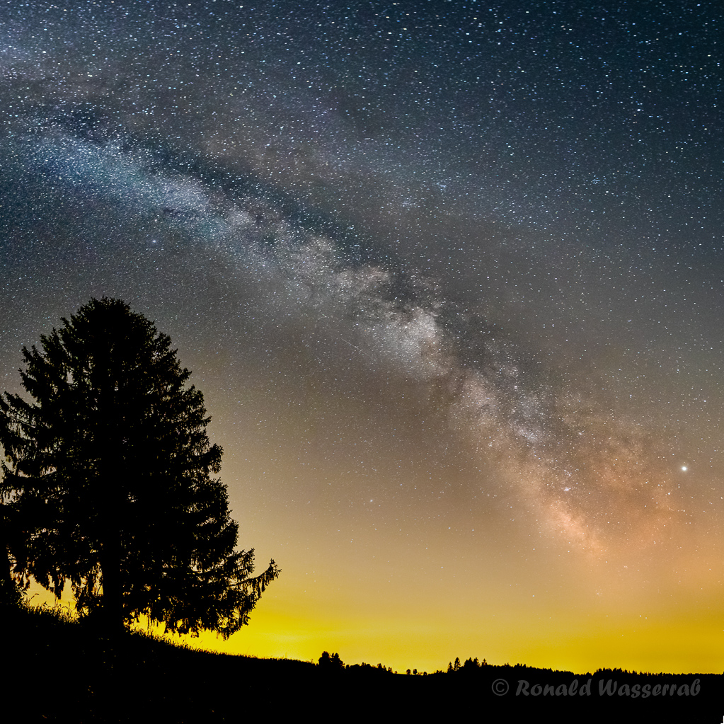 An der Marienkapelle -  - einzeiliges Panorama aus 2 Hochformatfotos (beschnitten) 20 mm Brennweite (Vollformat), Blende 2.8, ISO 3200, je 20 Sekunden Belichtungszeit