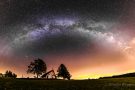 Marienkapelle unter dem Milchstraßenbogen - 2-zeiliges Panorama aus 2 x 13 Hochformatfotos 20 mm Brennweite (Vollformat), Blende 1.4, 15 Sekunden Belichtungszeit