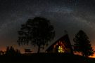 Marienkapelle unter dem Milchstraßenbogen - einzeiliges Panorama aus 6 Hochformatfotos 20 mm Brennweite (Vollformat), Blende 2.8, ISO 3200, je 20 Sekunden Belichtungszeit