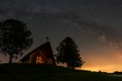 Marienkapelle unter dem Milchstraßenbogen - einzeiliges Panorama aus 4 Hochformatfotos 20 mm Brennweite (Vollformat), Blende 2.8, ISO 3200, je 20 Sekunden Belichtungszeit