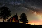 Marienkapelle unter dem Milchstraßenbogen - einzeiliges Panorama aus 6 Hochformatfotos 20 mm Brennweite (Vollformat), Blende 2.8, ISO 3200, je 20 Sekunden Belichtungszeit