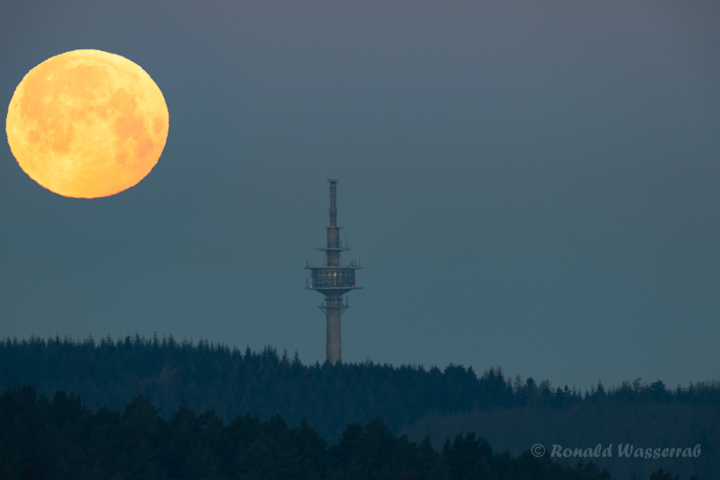 Endlich ein wolkenfreier Himmel beim Monduntergang
