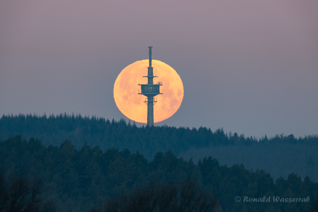 Vollmond hinter dem Sendeturm