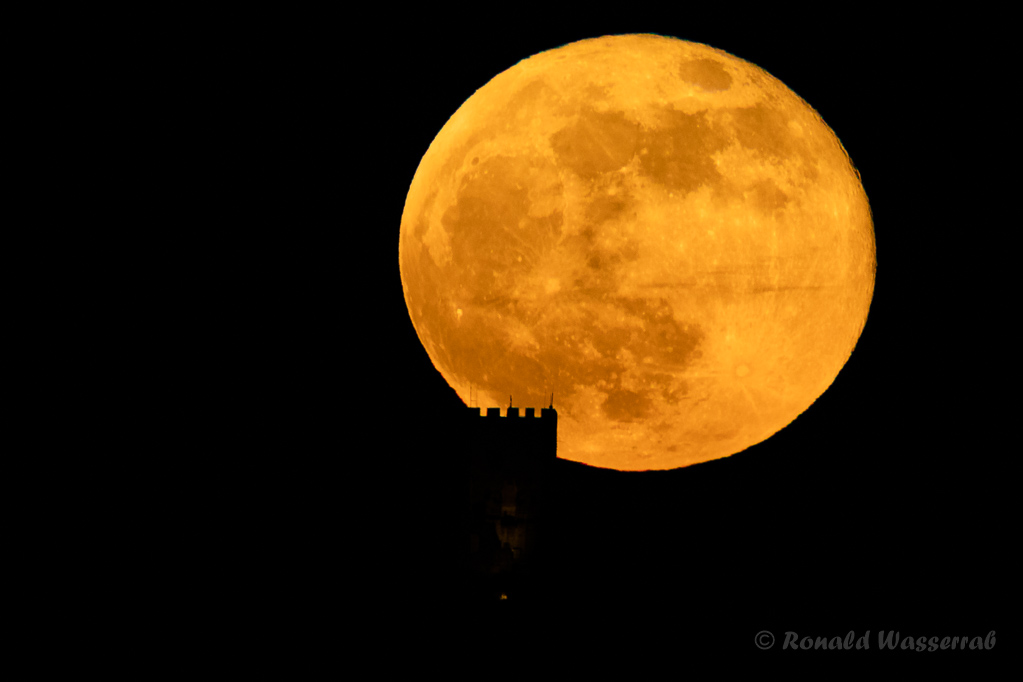 Kaum fünf Minuten nach dem ersten Auftauchen des Mondes verlässt er endgültig die Drachenfelsruine (17:49:33 Uhr). Den Mond fotografieren brauche ich gleich nicht mehr.