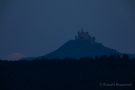 Der Mond taucht planmäßig links von der Burg auf