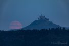 Im Dunst aufsteigender Vollmond