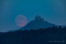 Der Mond hat meine Wunschposition neben der Burg Hohenzollern erreicht