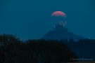 Der Mond hinter der Burg Hohenzollern