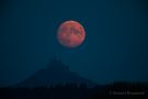 Der Mond schwebt über der Burg