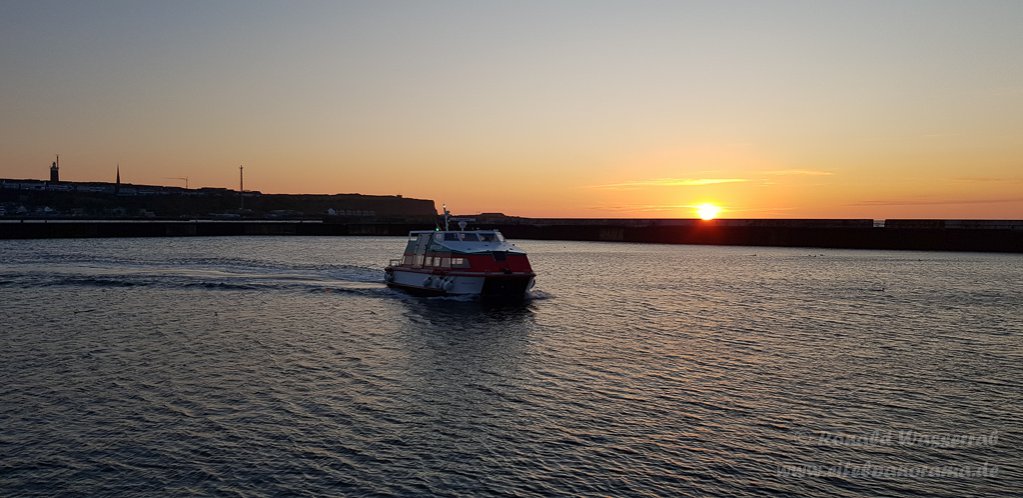 Dünenfähre im Sonnenuntergang