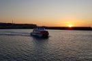 Dünenfähre im Sonnenuntergang