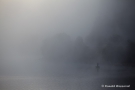 Anglerboot im Morgennebel