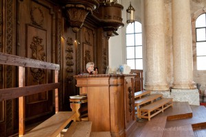 Franziska Rogg und Ronald Wasserrab an der Schwarz-Orgel des Doms zu St. Blasien