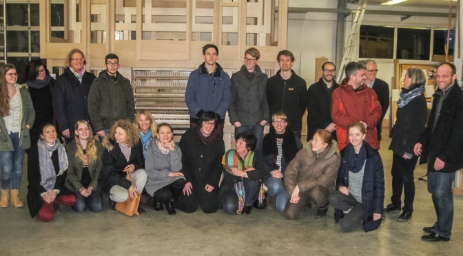 Gruppenfoto vor der Trittau-Orgel