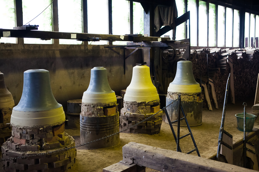 Glocken in verschiedenen Herstellungs-Phasen
