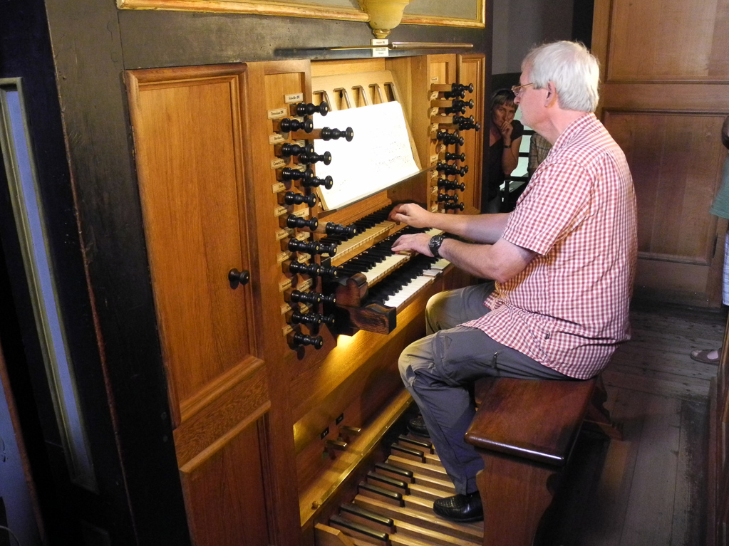 Ronald Wasserrab an der König-Orgel (Foto Heinz-Dieter Hannes)