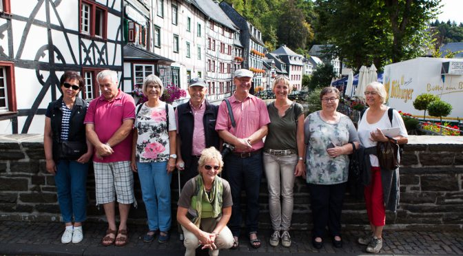 Tiefe Löcher, hohe Hecken, weites All – Besuch der Kolpingfamilie Höchenschwand-Häusern in Gey