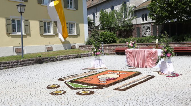 Blumen-Altar an der Kirche