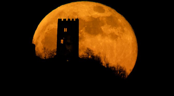 Drachenfelsruine vor dem Vollmond