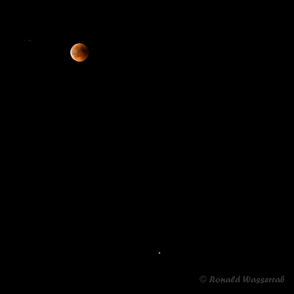 Oben links der Blutmond, unten rechts der Mars