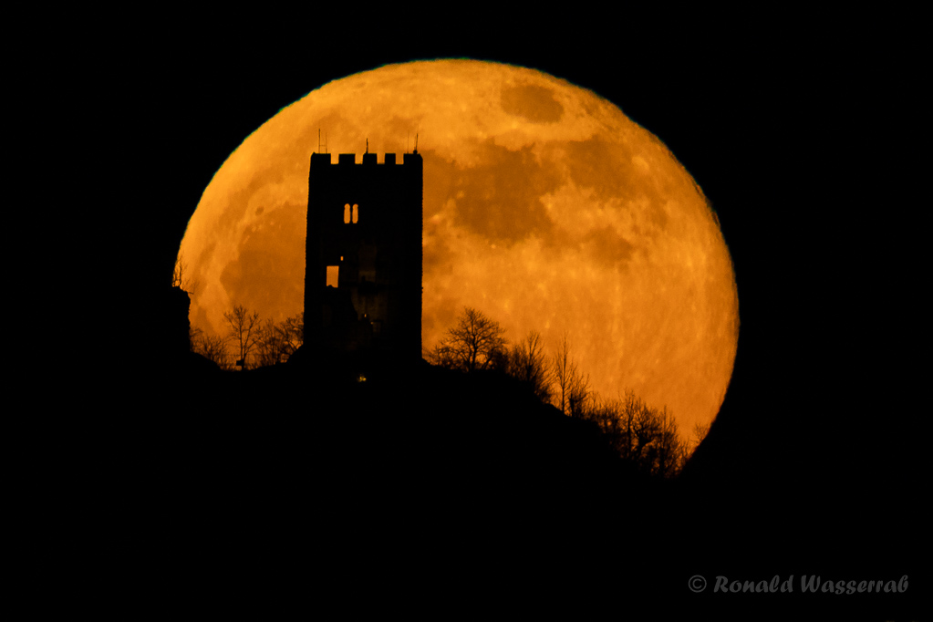 Mein wohl schönstes Foto vom Vollmond hinter der Drachenfelsruine (17:46:42 Uhr). So macht Mond fotografieren Spaß.