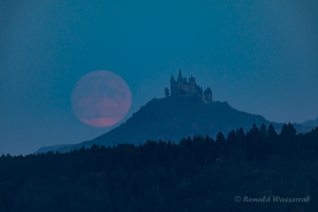 Der Mond hat meine Wunschposition neben der Burg Hohenzollern erreicht