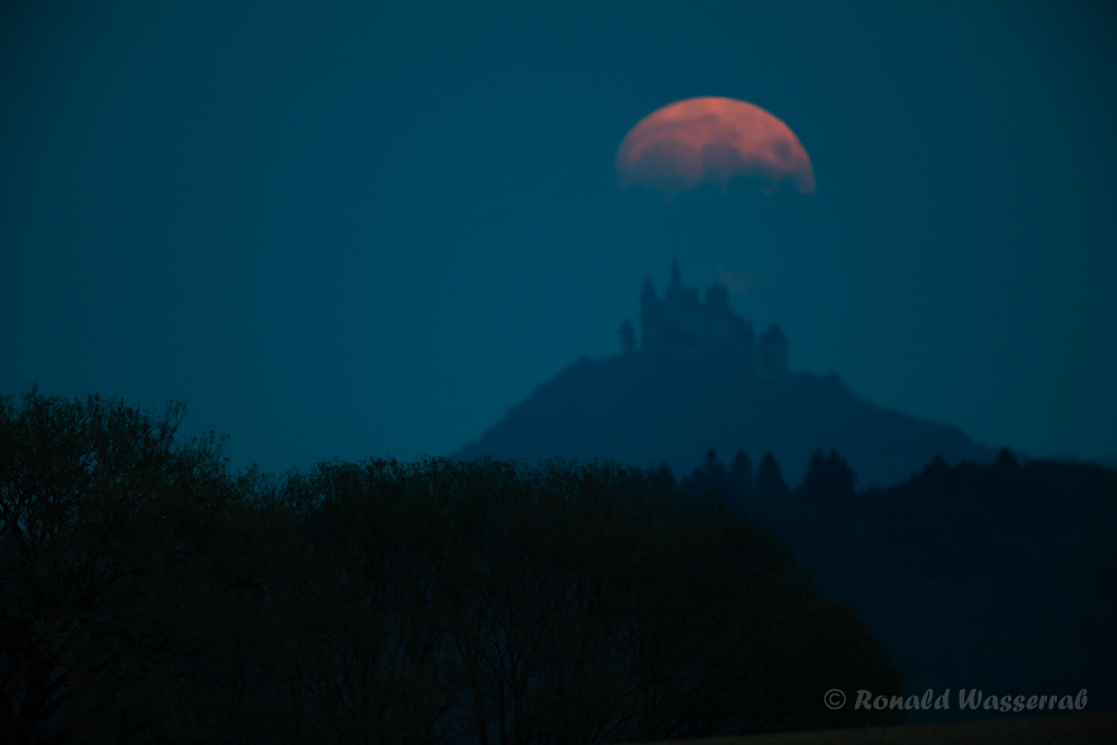 Der Mond hinter der Burg Hohenzollern