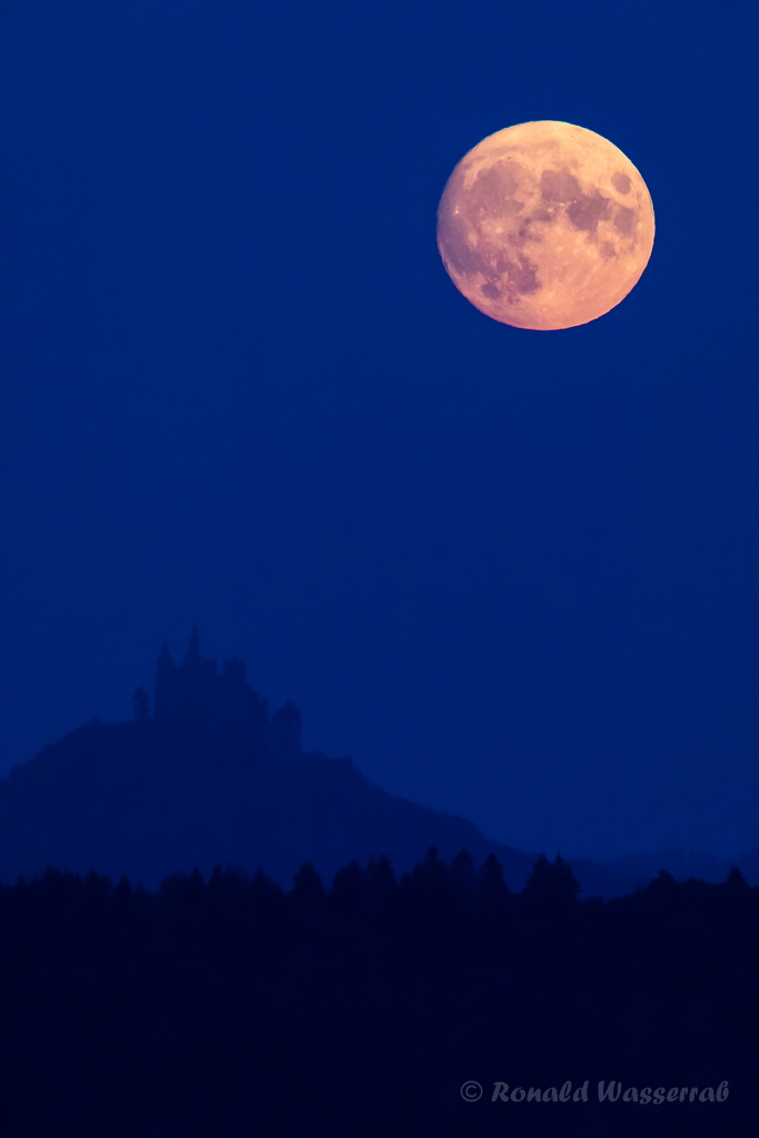 Der Mond schwebt über der Burg