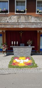 Altar der Familie Losch zu Fronleichnam am Kaufhaus Schmidt