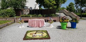 Altar zu Fronleichnam am Kirchenvorplatz