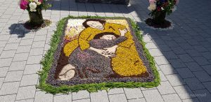 Blumenteppich zu Fronleichnam am Rathaus