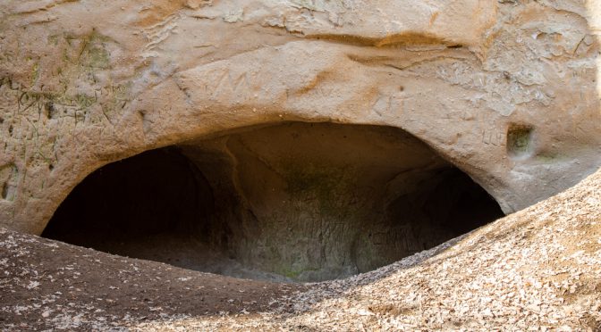 In den Trass-Höhlen