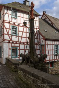 Löwendenkmal und Weberhaus von 1769 an der Johannesbrücke in Monreal