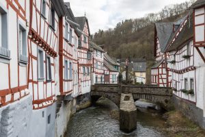 Fachwerkhäuser an der Elz in Monreal