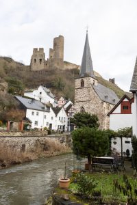 Blick von der Oberen Schossbrücke auf Kirche und Löwenburg