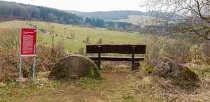 Infotafel "Mühlsteingewinnung" und Ruhebank im Vulkangarten