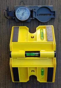 Werkzeuge für die Astro-Fotografie - Kompass und Pfosten-Wasserwaage